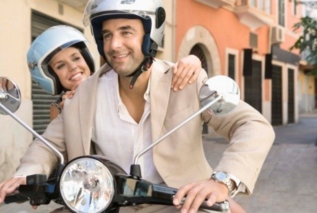 Ibu Hamil Naik Sepeda Motor, Bahayakah?