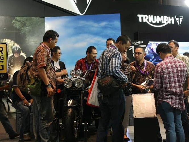 Merek Bra Kok Ada di Pameran Mobil?