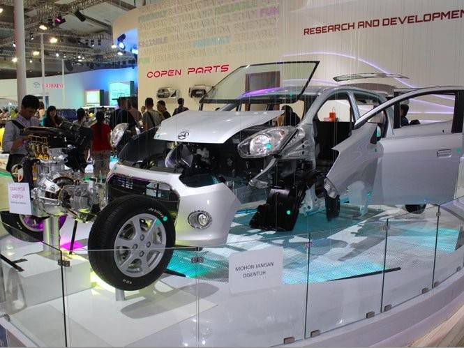 Mobil Murah Ayla Dibongkar di Booth Daihatsu