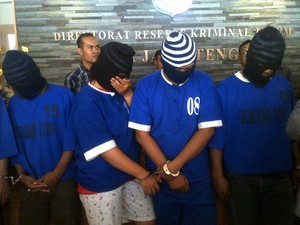 2 Pasutri ini Jadi Anggota Komplotan Pencuri Bersenpi