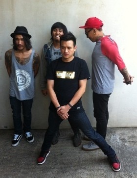 Tunda Rilis Album, Real Pilih Banyak Manggung