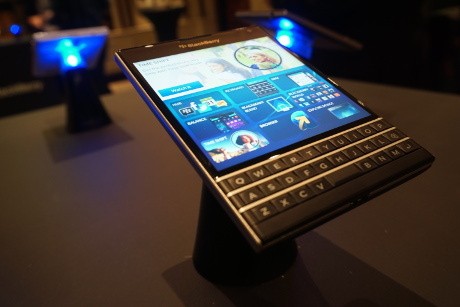 Menjajal Passport, Ponsel Unik Jagoan BlackBerry