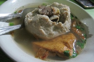 Warung Bakso Menot Wonogiri: Sluurp! Sedap Mantap Bakso Tusuk Iga yang Gurih Spesial