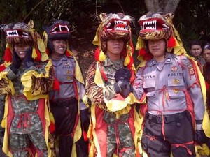 Hebat! TNI dan Polisi Kompak Atraksi Kesenian Rampak Gendang