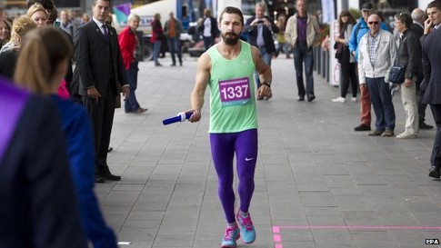 Demi Seni, Shia LaBeouf Ikut Lari Marathon di Belanda