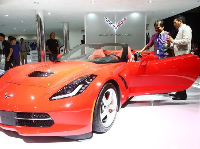 Menpora Kunjungi Booth Chevrolet di IIMS