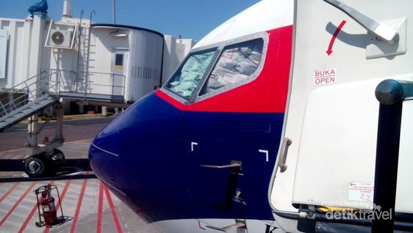 Kalau pilot kepanasan, koran pun jadi tamengnya. Sambil menunggu penumpang boarding, di Bandara Juanda Surabaya, tampak ruang kemudi yang disorot matahari terpaksa ditutupi koran. Semua demi kenyamanan pilot nantinya. Kalau pilot kepanasan, koran pun jadi tamengnya. Sambil menunggu penumpang boarding, di Bandara Juanda Surabaya, tampak ruang kemudi yang disorot matahari terpaksa ditutupi koran. Semua demi kenyamanan pilot nantinya.