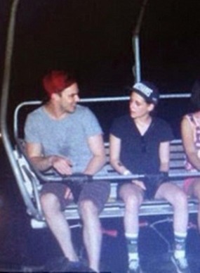 Sama-sama Jomblo, Kristen Stewart dan Nicholas Hoult Pacaran?