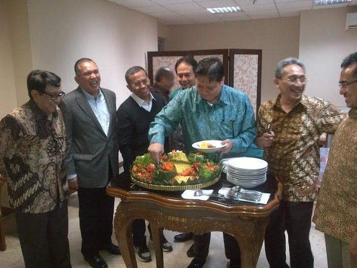 Rapat Terakhir, Komisi VI DPR Makan Tumpeng Bareng Dahlan