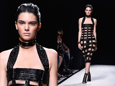 Kendall Jenner Superseksi Dibalut Dress Transparan