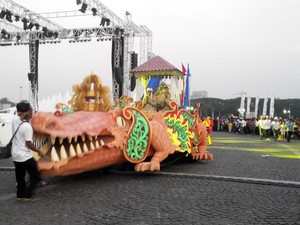 Buaya dan Penari Api Meriahkan Karnaval Nusantara di Monas