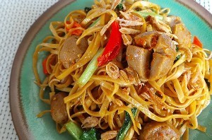 Lagi Kumpul Keluarga? Bikin Saja Mie Pedas Gurih yang Praktis Ini