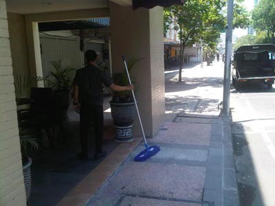 Detik-detik Penertiban Hotel Makan Trotoar di Surabaya