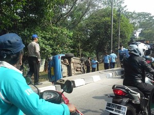Taksi Terbalik di Lenteng Agung, Macet Hingga Fly Over UI