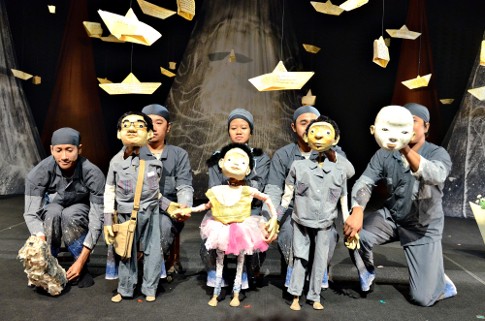 Surat ke Langit Persembahan Papermoon Puppet Theater di Salihara Surat ke Langit Persembahan Papermoon Puppet Theater di Salihara