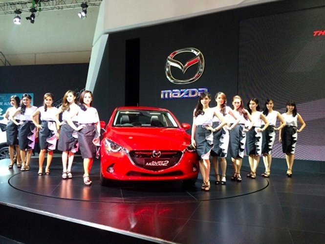 Desainer Muda di Balik Gaun Anggun Mazda Girls
