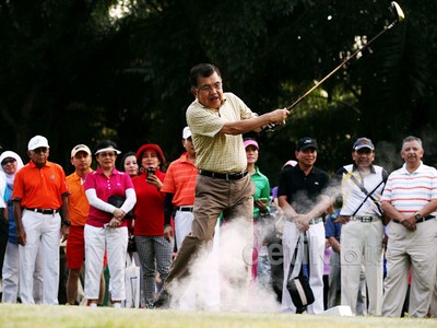 JK Bermain Golf di Charity Golf Tournament