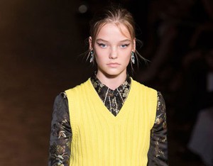 Tak Hiraukan Aturan, Prada Kembali Pakai Model di Bawah Umur