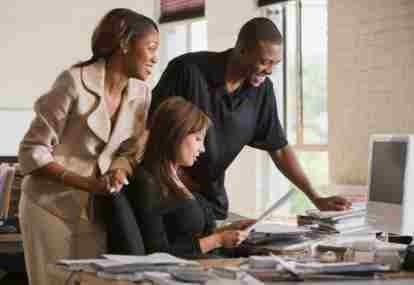 Masih Cek Email Pekerjaan di Akhir Pekan? Kasihani Jantung Anda!