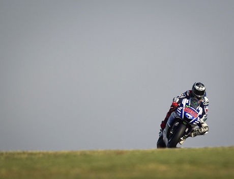 Pedrosa & Marquez Jatuh, Lorenzo Menang