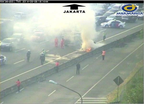 Penampakan Mercy Silver yang Hangus Terbakar di KM 7 Tol Taman Mini