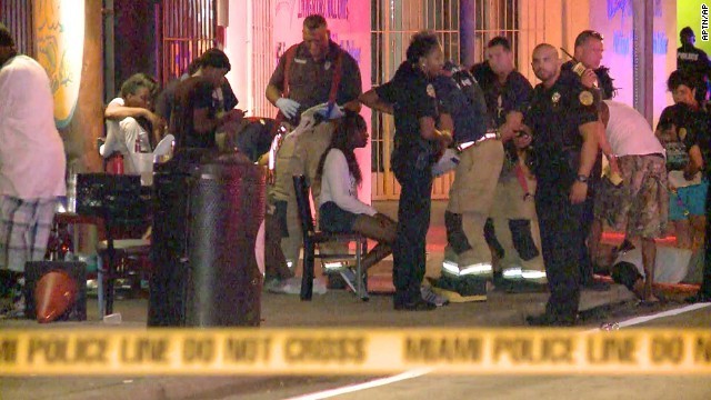 15 Orang Tertembak Saat Ratusan Peluru Membombarbir Klub Malam di Miami 15 Orang Tertembak Saat Ratusan Peluru Membombarbir Klub Malam di Miami