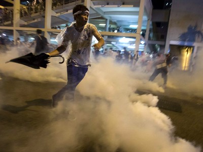 Polisi Bentrok dengan Demonstran di Hong Kong