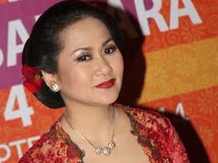 Ayu Dyah Pasha Ajak Anak Muda Lestarikan Batik