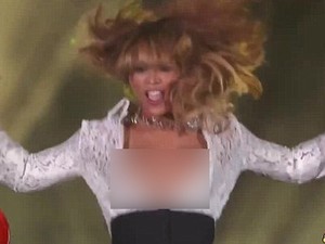 Beyonce Tak Sengaja Ekspos Bra di Atas Panggung