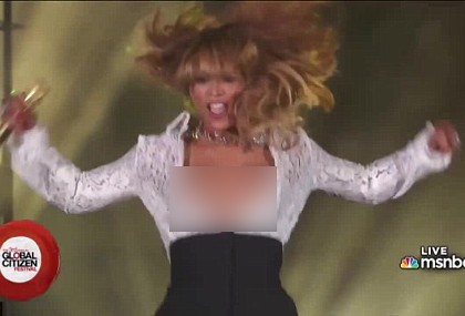 Beyonce Tak Sengaja Ekspos Bra di Atas Panggung
