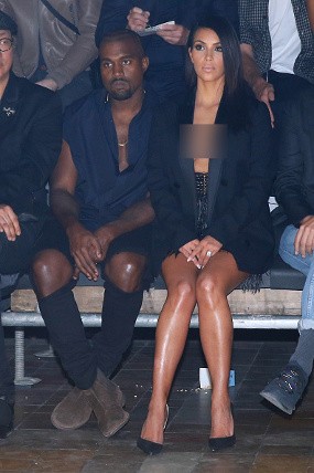 Huuu! Kim dan Kanye Disoraki Saat Tiba di Paris Fashion Week