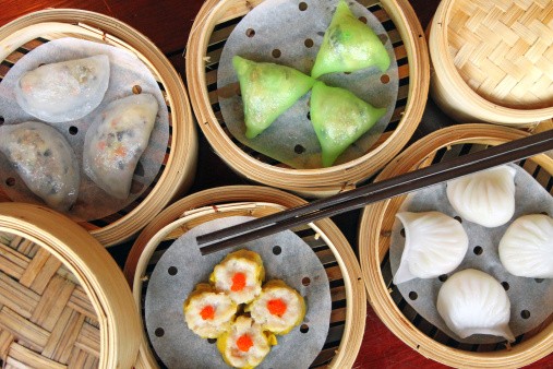 Yummy! Enaknya Menyantap Dim Sum Hangat Malam-malam