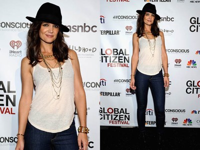 Katie Holmes Santai dengan Tank Top Putih