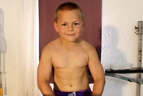 Hebat! Di Usia 9 Tahun Bocah Ini Sudah Jadi Binaraga