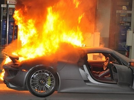 Mobil Porsche Terbakar Hebat di Sebuah SPBU