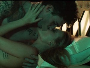 Adegan Ranjang Adam Levine dan Behati di Video Klip Maroon 5 Animals