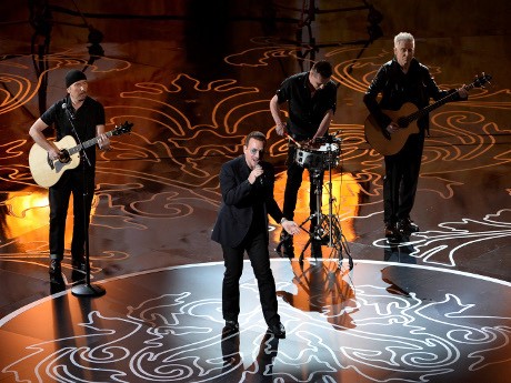 Gratiskan Album di iTunes, U2 Dikritik Manajer Beyonce