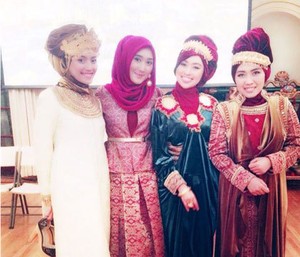 Pengalaman Mega Iskanti Jadi Model Fashion Show Dian Pelangi di AS