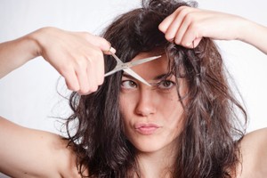 7 Cara Mengatasi Rambut Bercabang Tanpa Harus Memotongnya