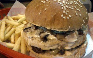 FatBack: Menyantap Philly Cheese Steak Bersaus Keju dengan Iringan Jazz Akustik