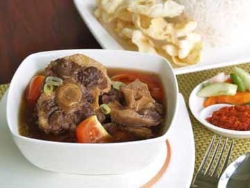 Slruup! Sedapnya Sup Buntut untuk Santap Siang