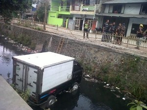 Byur! Mobil Boks ini Nyemplung ke Sungai Cidurian Bandung