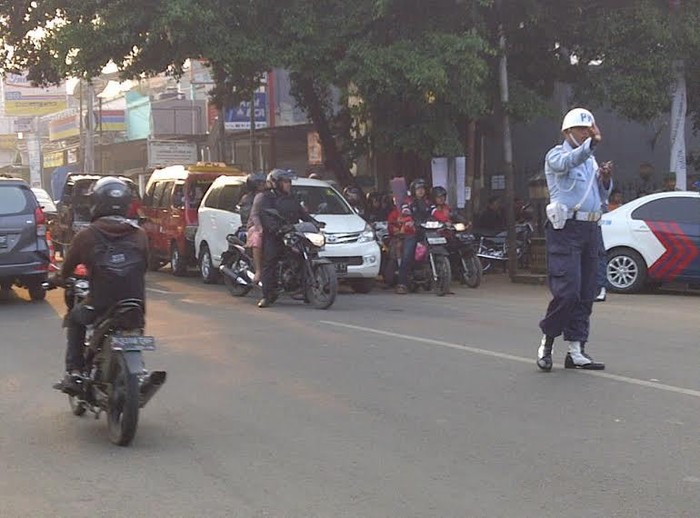 Jelang Upacara Hari Kesaktian Pancasila, Jl Raya Pondok Gede Macet