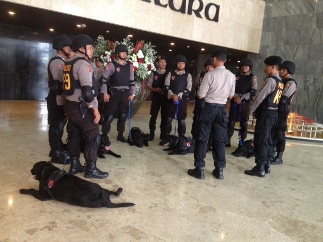 5 Labrador Bantu Amankan Gedung DPR Bersama Pasukan K-9