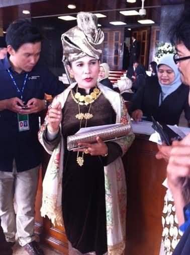 Datang ke Pelantikan, Anggota DPR ini Pakai Baju Khas Minang Datang ke Pelantikan, Anggota DPR ini Pakai Baju Khas Minang