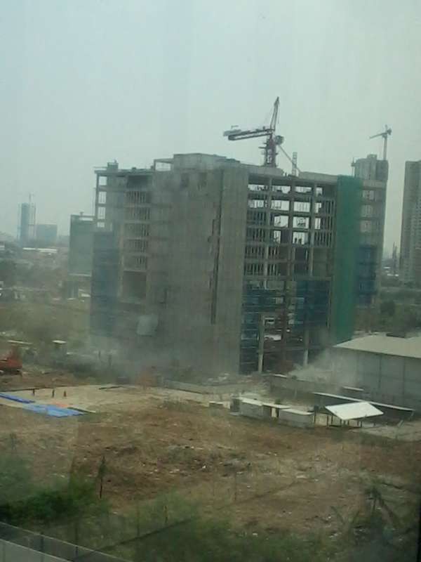Crane yang Ambruk di Kuningan Timpa 9 Motor dan Sebabkan 2 Pekerja Luka
