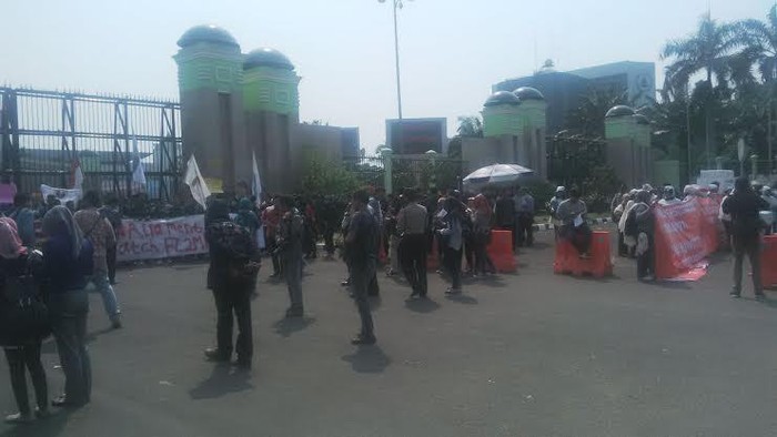 SBY dan Para Menteri Pulang, 3 Kelompok Massa Langsung Gelar Demo di DPR