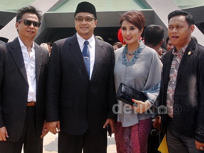 Usai Dilantik, Anggota DPR Foto Bersama Keluarga