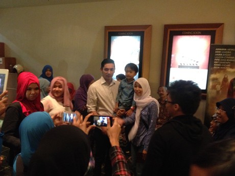 Abimana Kewalahan Selfie Bersama Ratusan Fans di Balikpapan