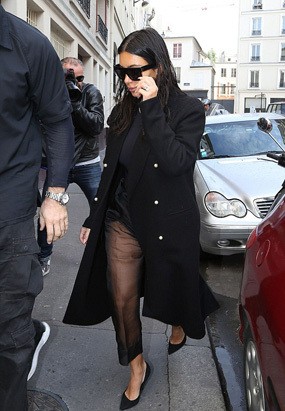 Gaya Kim Kardashian Pakai Celana Transparan